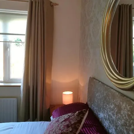 Woodside Homestay *